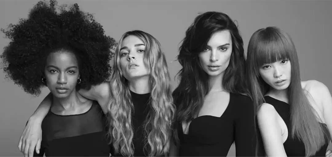 Modelos com cabelos longos, brilhantes e saudáveis representando a marca Kérastase no Beauty.co.lab