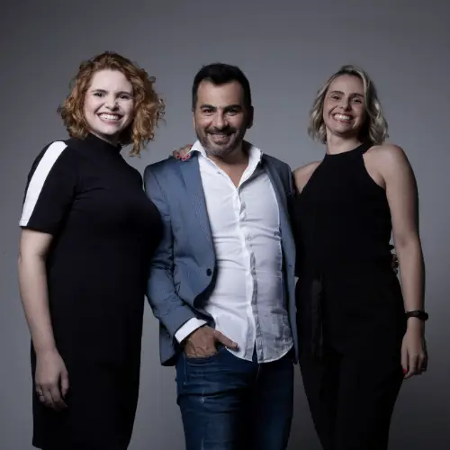 Foto dos fundadores do Beauty.co.lab: Luciano Boy, Marcela Lippi e Camila Lippi S, sócios e idealizadores do estúdio que une beleza, saúde capilar e bem-estar.