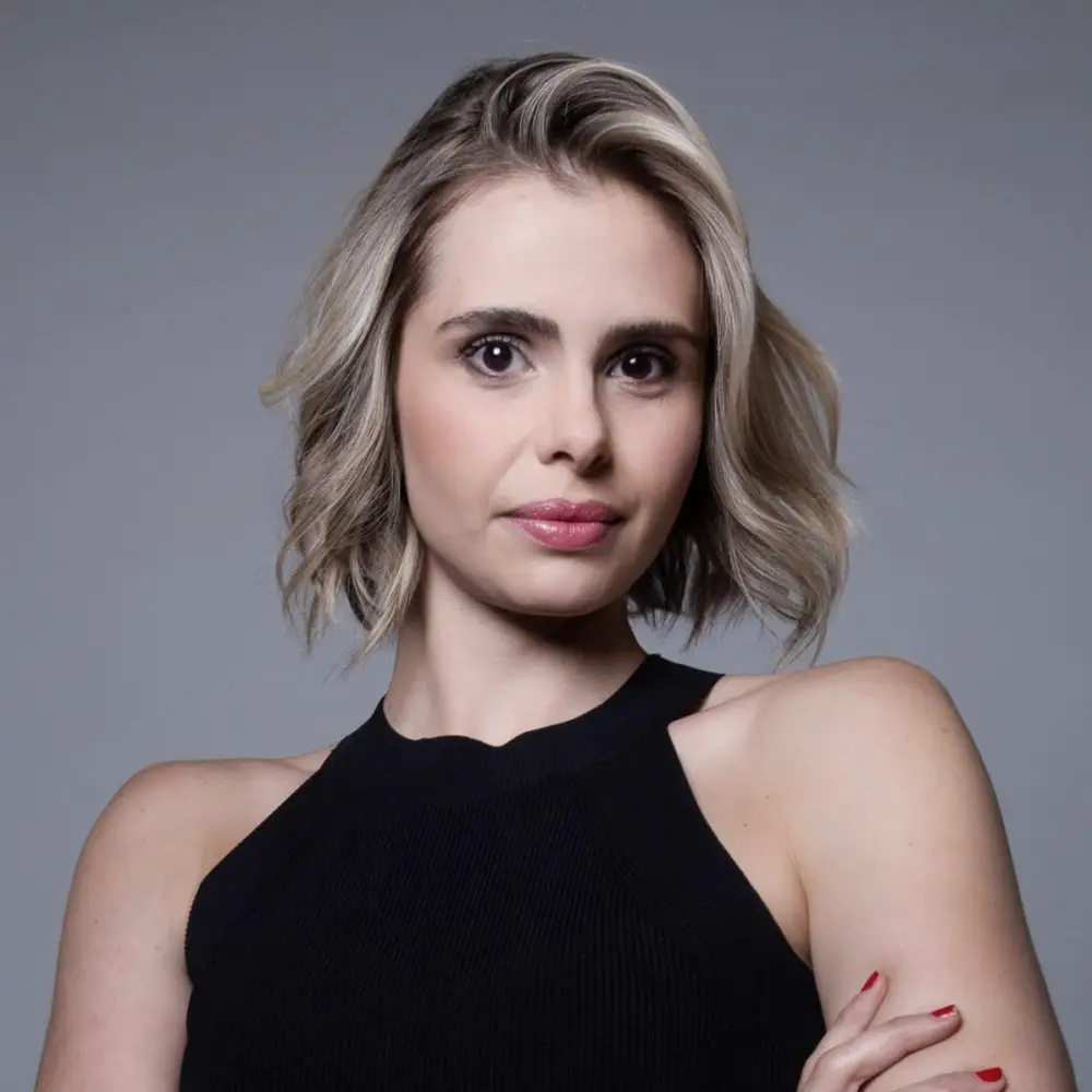 Camila Lippi, cofundadora do Beauty.co.lab, sorrindo no estúdio, representando a união entre beleza, gestão e acolhimento.