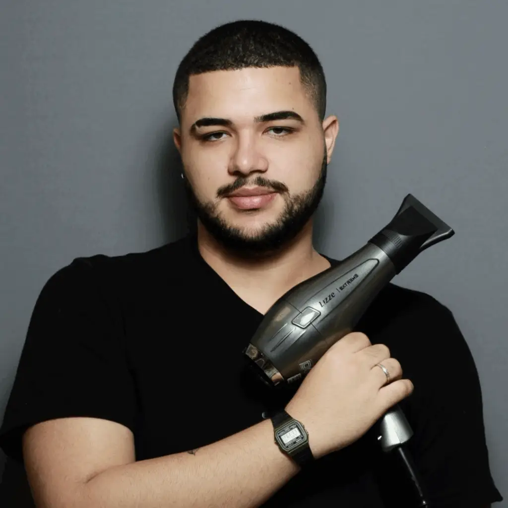 Davi Moraes, cabeleireiro especialista em extensões capilares, posa para uma foto em estúdio, olhando diretamente para a câmera.