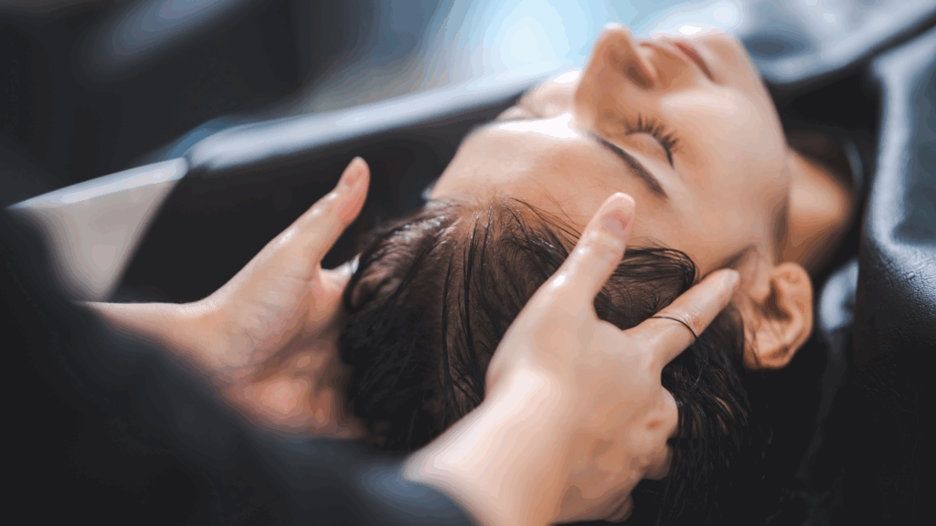 Profissional do Beauty.co.lab realiza massagem no couro cabeludo de uma cliente, promovendo relaxamento, bem-estar e saúde capilar em ambiente acolhedor.