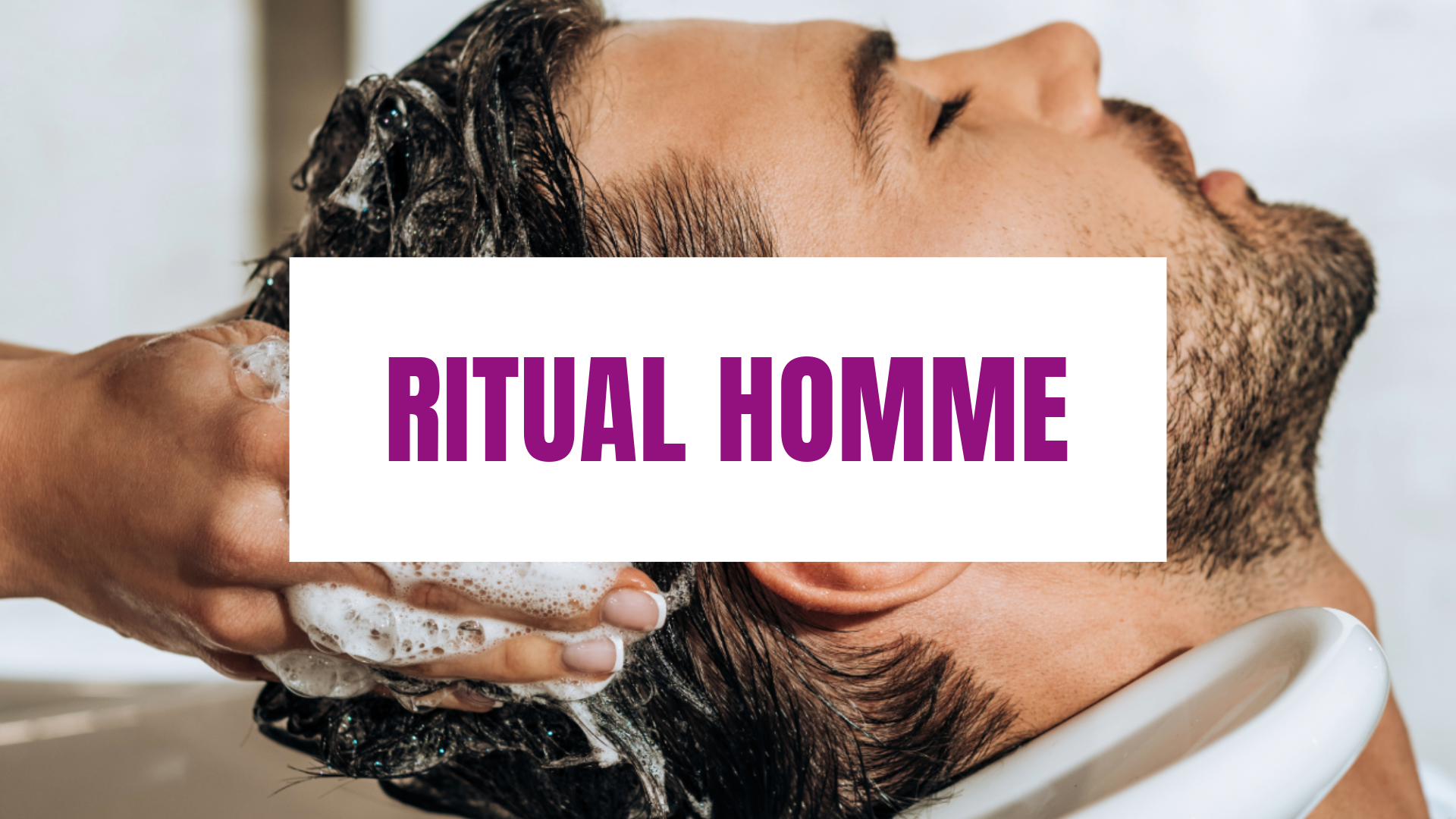 Homem recebendo lavagem capilar no lavatório, com o texto "Ritual Homme" sobreposto em roxo sobre fundo branco.