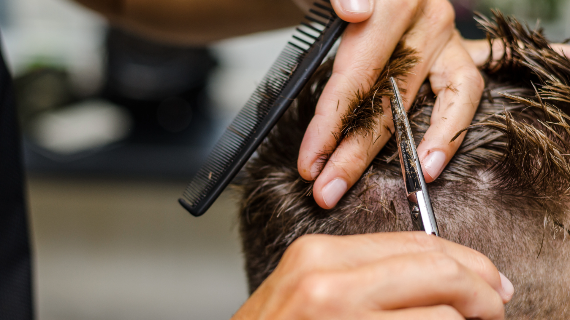 Homem recebendo corte de cabelo por profissional visagista, durante o Ritual Homme no Beauty.Co.Lab.