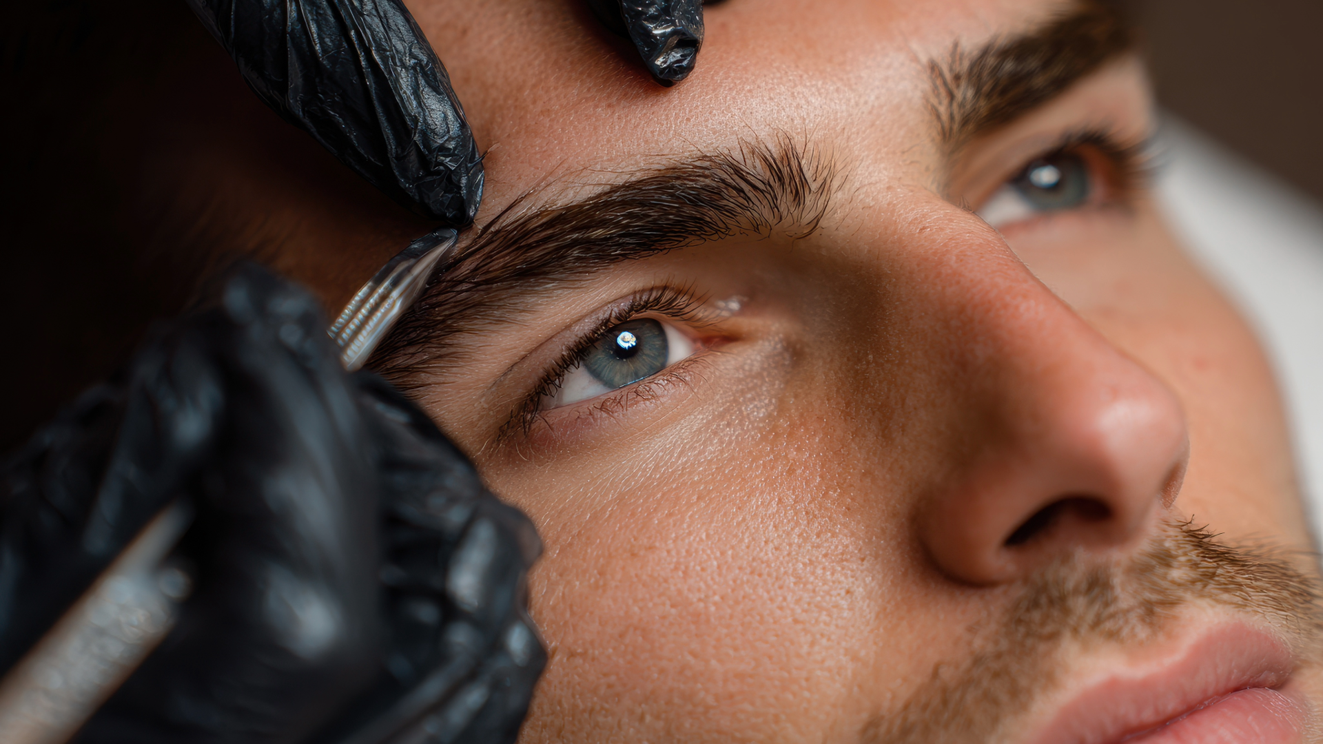 Homem recebendo harmonização de sobrancelhas em atendimento no Beauty.Co.Lab, durante o Ritual Homme.
